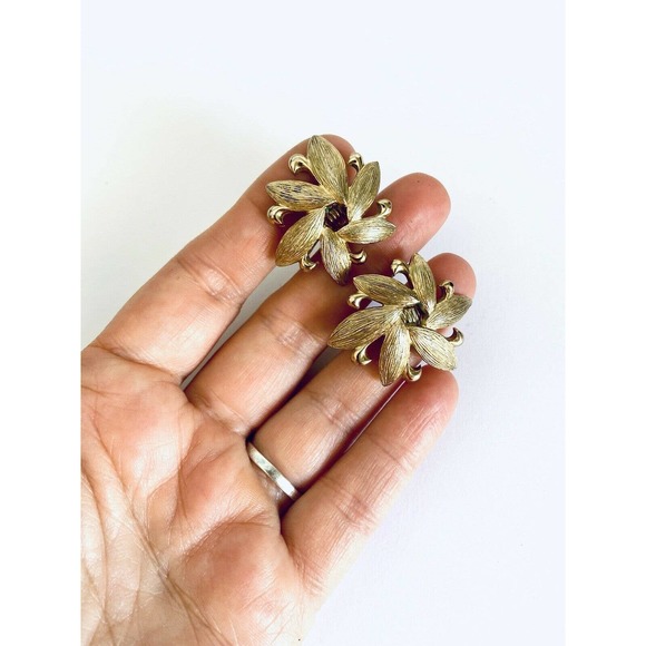 VTG Monet Floral Gold Clip On Earrings - Picture 5 of 5